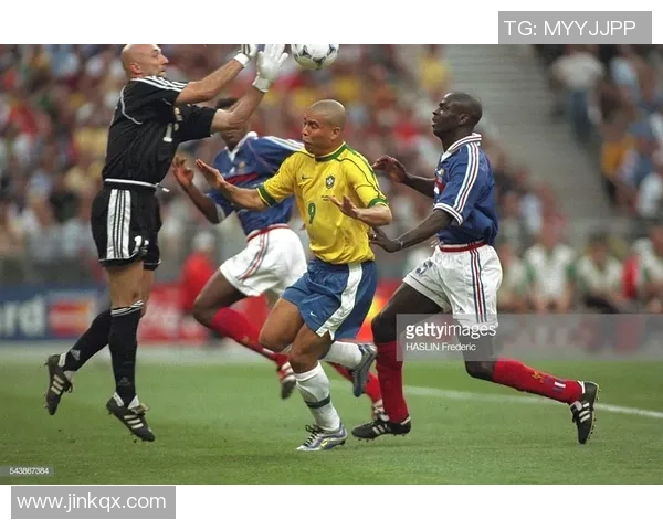 图拉姆与卡纳瓦罗的传奇对决：足球历史上的巅峰时刻与战术较量